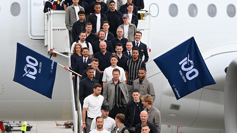 Los geht's: Die Nationalspieler und Bundestrainer Julian Nagelsmann auf der Gangway. Los geht's: Die Nationalspieler und Bundestrainer Julian Nagelsmann auf der Gangway.