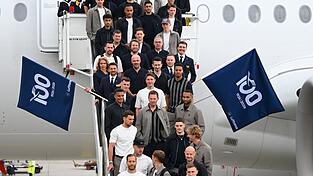 Los geht's: Die Nationalspieler und Bundestrainer Julian Nagelsmann auf der Gangway.