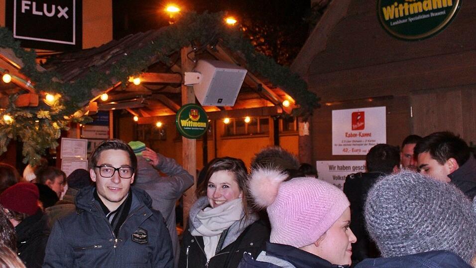 Auch am Samstag, 15. Dezember, strömten wieder etliche Besucher aus Landshut und Umgebung zur Weihnachtspyramide am Alten Viehmarkt. Auch am Samstag, 15. Dezember, strömten wieder etliche Besucher aus Landshut und Umgebung zur Weihnachtspyramide am Alten Viehmarkt.