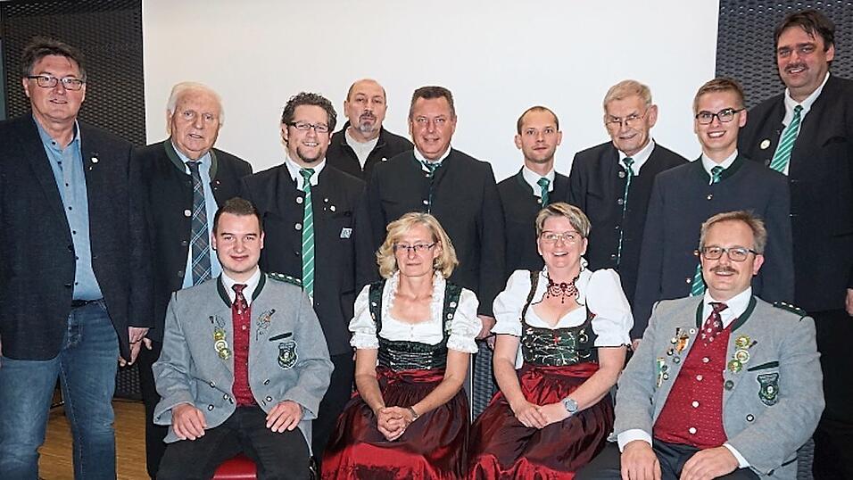 Gausch&uuml;tzenmeister Roland Saller (rechts hinten), B&uuml;rgermeister und Kreisrat Manfred Kr&auml; (Zweiter von links) und 1. Sch&uuml;tzenmeister Reiner Mittig (rechts sitzend) mit der Gauvorstandschaft und einigen Geehrten.