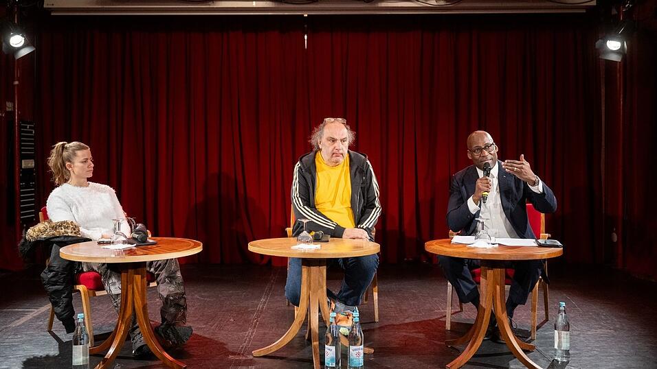 Kultursenator Joe Chialo stellte die neue Personalie in der Volksb&uuml;hne vor.