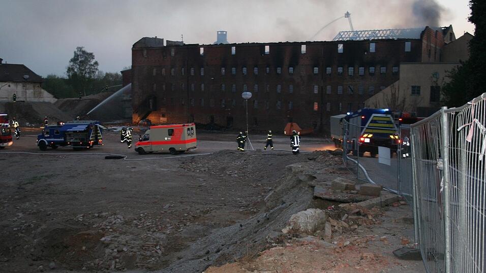 Fotos vom Brand auf dem ehemaligen Ziegeleigelände. (Fotos: THW) Fotos vom Brand auf dem ehemaligen Ziegeleigelände. (Fotos: THW)