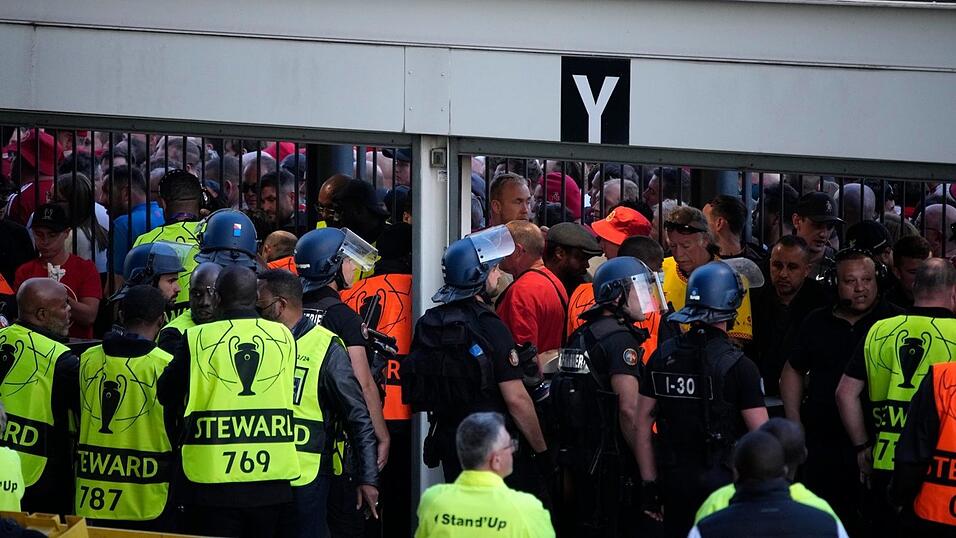 Vor Beginn des Champions-League-Finals in Paris haben sich vor dem Stade de France chaotische Szenen abgespielt: Fans müssen lange warten, die Polizei setzt Tränengas ein. 'Ein absolutes Fiasko', schreibt die französische Sportzeitung 'L'Équipe'. Vor Beginn des Champions-League-Finals in Paris haben sich vor dem Stade de France chaotische Szenen abgespielt: Fans müssen lange warten, die Polizei setzt Tränengas ein. 'Ein absolutes Fiasko', schreibt die französische Sportzeitung 'L'Équipe'.
