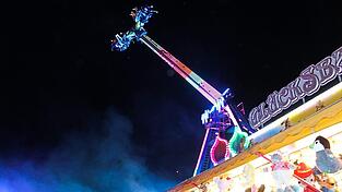 Seit Freitagabend wird beim Chamer Volksfest gefeiert, gegessen und der Fuhrpark entdeckt. Im Jubiläumsjahr des Veranstalters, des Chamer Volksfestvereins, wird mit einem besonderen Highlight aufgewartet: Die Schiederin von Antenne Bayern kommt am Donnerstagnachmittag im Rahmen ihrer Volksfest-Challenge nach Cham. Seit Freitagabend wird beim Chamer Volksfest gefeiert, gegessen und der Fuhrpark entdeckt. Im Jubiläumsjahr des Veranstalters, des Chamer Volksfestvereins, wird mit einem besonderen Highlight aufgewartet: Die Schiederin von Antenne Bayern kommt am Donnerstagnachmittag im Rahmen ihrer Volksfest-Challenge nach Cham.