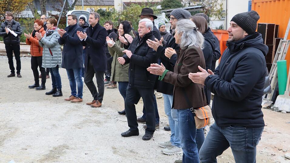 Architekt Stefan Feigel (l.), Susanne Achatz, die Leiterin der Grundschule (2. v. l.), 2. B&uuml;rgermeister Thomas Lorenz (4. v. l.), B&uuml;rgermeister Matthias Kohlmayer (5. v. l.), 3. B&uuml;rgermeister Xaver Hagn (4. v. r.) und zahlreiche Stadtr&auml;te waren zum Richtfest gekommen.