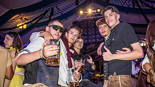 Im Bierzelt war man rasch auf den Bänken - und auch das Bier schmeckte. Im Bierzelt war man rasch auf den Bänken - und auch das Bier schmeckte.