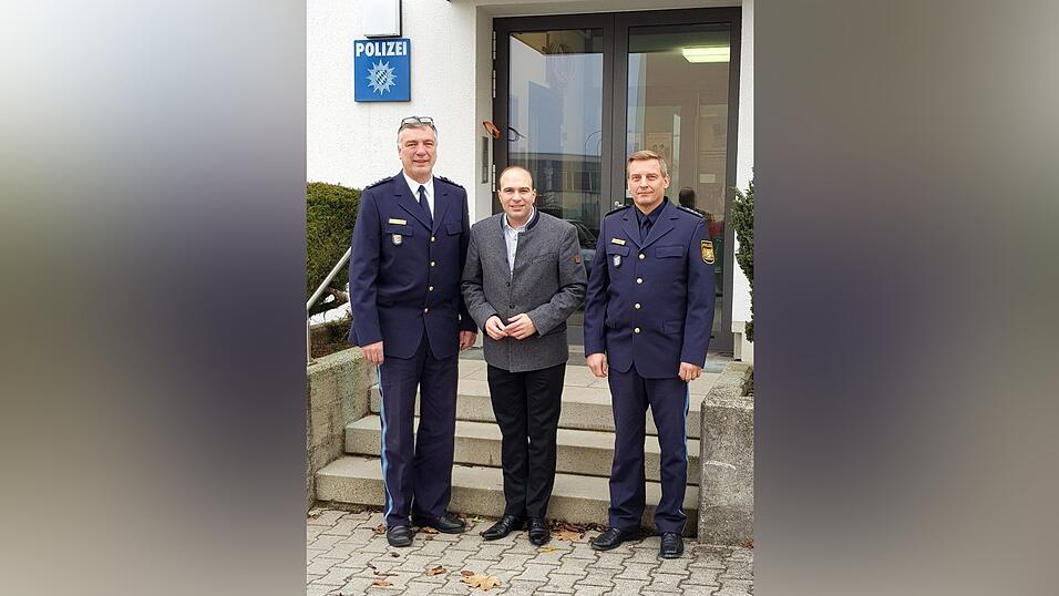 Bundestagsabgeordneter Florian Oßner (Mitte) mit Erstem Polizeihauptkommissar Hermann Vogelgsang (links), Leiter der Polizeiinspektion Vilsbiburg, und seinem Stellvertreter Andreas Gassner im Austausch über Kontrollen im Schwerlastverkehr. Bundestagsabgeordneter Florian Oßner (Mitte) mit Erstem Polizeihauptkommissar Hermann Vogelgsang (links), Leiter der Polizeiinspektion Vilsbiburg, und seinem Stellvertreter Andreas Gassner im Austausch über Kontrollen im Schwerlastverkehr.