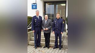 Bundestagsabgeordneter Florian Oßner (Mitte) mit Erstem Polizeihauptkommissar Hermann Vogelgsang (links), Leiter der Polizeiinspektion Vilsbiburg, und seinem Stellvertreter Andreas Gassner im Austausch über Kontrollen im Schwerlastverkehr.