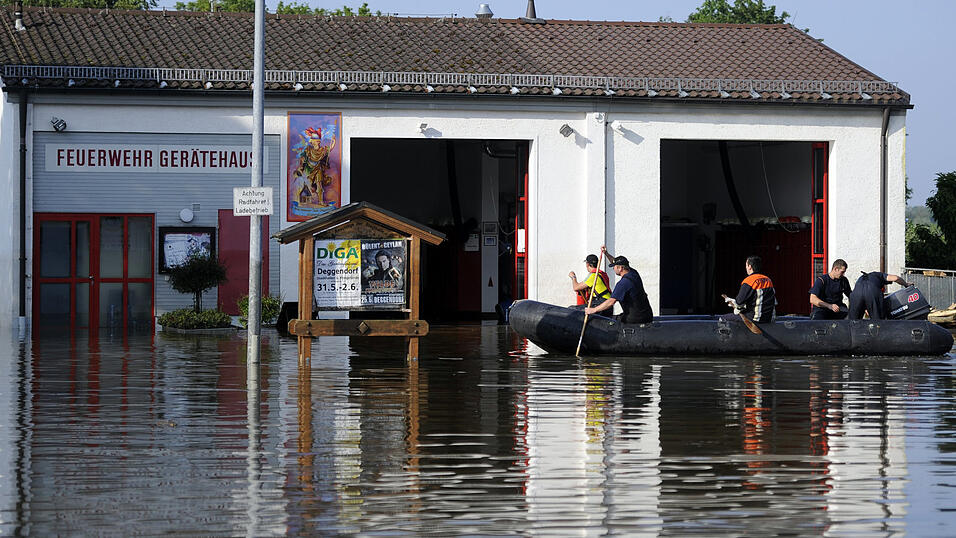 Das Feuerwehrhaus von Fischerdorf war genau so vom Hochwasser betroffen, wie auch alle anderen Häuser im Ort. Die EInsatzkäfte der Wehr kämpften trotzdem weiter für ihre Heimat. Heute sagen sie: 'Wir haben es geschafft, wir haben wieder alles aufgebaut.'