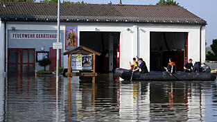 Das Feuerwehrhaus von Fischerdorf war genau so vom Hochwasser betroffen, wie auch alle anderen Häuser im Ort. Die EInsatzkäfte der Wehr kämpften trotzdem weiter für ihre Heimat. Heute sagen sie: 'Wir haben es geschafft, wir haben wieder alles aufgebaut.' Das Feuerwehrhaus von Fischerdorf war genau so vom Hochwasser betroffen, wie auch alle anderen Häuser im Ort. Die EInsatzkäfte der Wehr kämpften trotzdem weiter für ihre Heimat. Heute sagen sie: 'Wir haben es geschafft, wir haben wieder alles aufgebaut.'