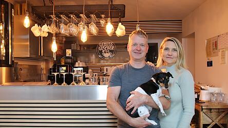 Swetlana und Thomas Gerber, mit Familienhündin Lucy, bieten in ihrem Tagescafé neben Crêpes und Sandwiches auch saisonale Gerichte an.