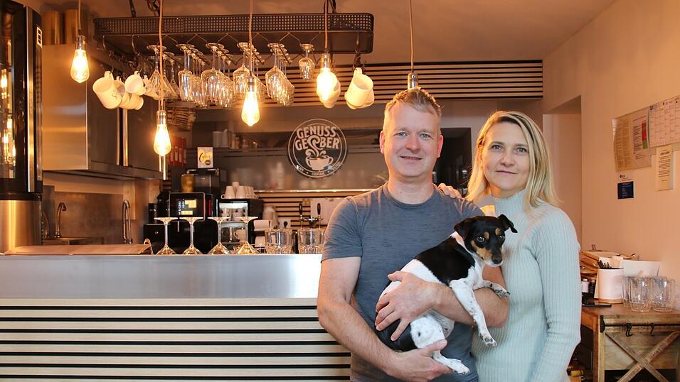 Swetlana und Thomas Gerber, mit Familienhündin Lucy, bieten in ihrem Tagescafé neben Crêpes und Sandwiches auch saisonale Gerichte an. Swetlana und Thomas Gerber, mit Familienhündin Lucy, bieten in ihrem Tagescafé neben Crêpes und Sandwiches auch saisonale Gerichte an.
