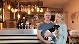 Swetlana und Thomas Gerber, mit Familienhündin Lucy, bieten in ihrem Tagescafé neben Crêpes und Sandwiches auch saisonale Gerichte an.