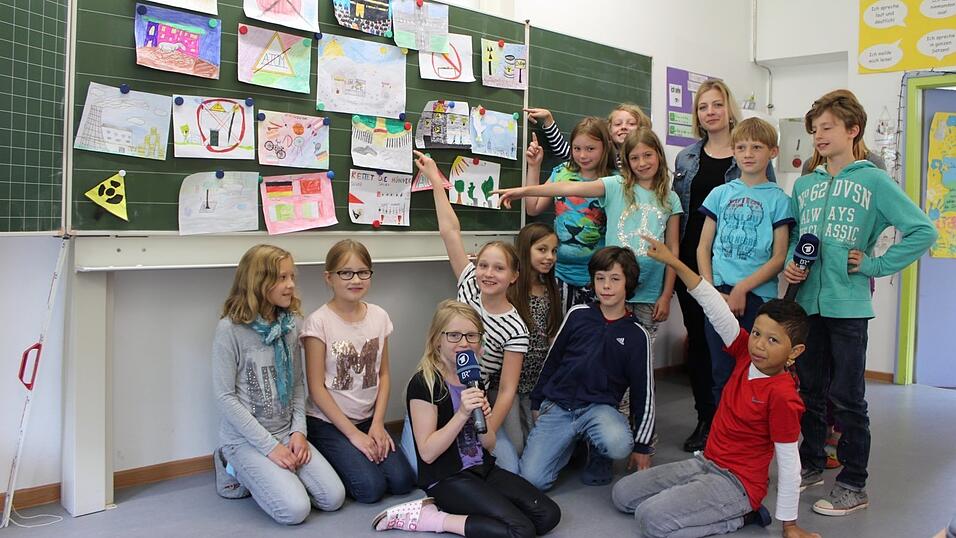 Zu ihren ausgewählten Themen hatten die Schüler auch Bilder gemalt. Du kannst sie im Internet bei der BR Kinderinsel sehen. (Foto: Sonja Kirchensteiner) Zu ihren ausgewählten Themen hatten die Schüler auch Bilder gemalt. Du kannst sie im Internet bei der BR Kinderinsel sehen. (Foto: Sonja Kirchensteiner)