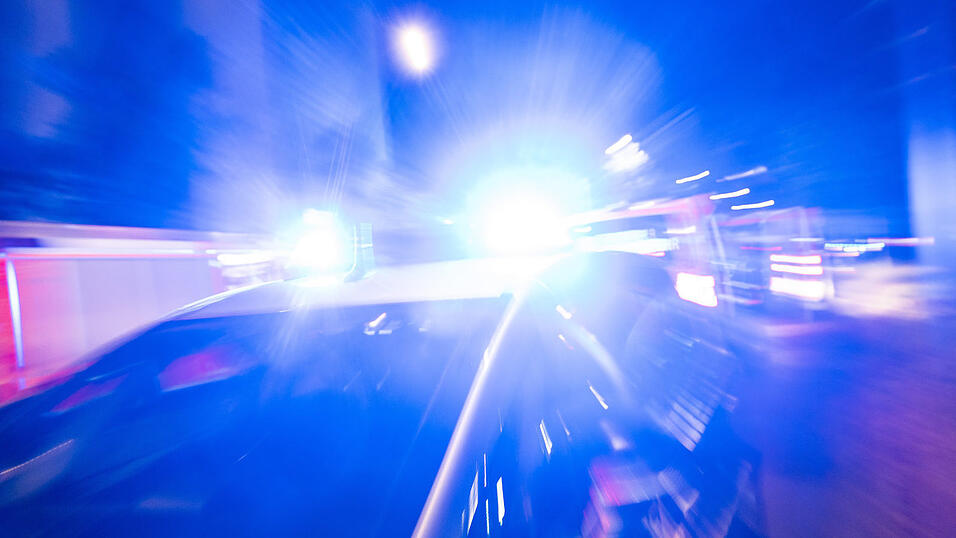 Mit vorgehaltenem Messer sollen zwei unbekannte M&auml;nner die Herausgabe der Bauchtasche erpresst haben. (Symbolfoto)&nbsp;