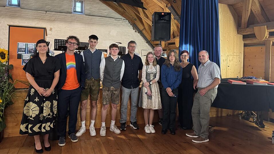 Die besten Pr&uuml;flinge Stefan Schlecht, Mathias Holzfurtner, Sebastian K&ouml;ppl, Vinzenz Sterr, Julian Zeitlh&ouml;fler, Sophie Gra&szlig;l mit den Klassenlehrern Stefanie Sennebogen, Thomas Wittmann, Michael Brezl, Manfred Sch&ouml;bel und Rektorin Verena Weinberger.