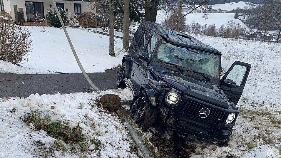 Durch den &Uuml;berschlag wurde der Gel&auml;ndewagen erheblich besch&auml;digt.