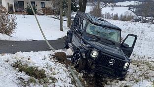 Durch den Überschlag wurde der Geländewagen erheblich beschädigt.