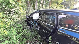 Das Auto kam beim Zusammenstoß von der Fahrbahn ab. Das Auto kam beim Zusammenstoß von der Fahrbahn ab.