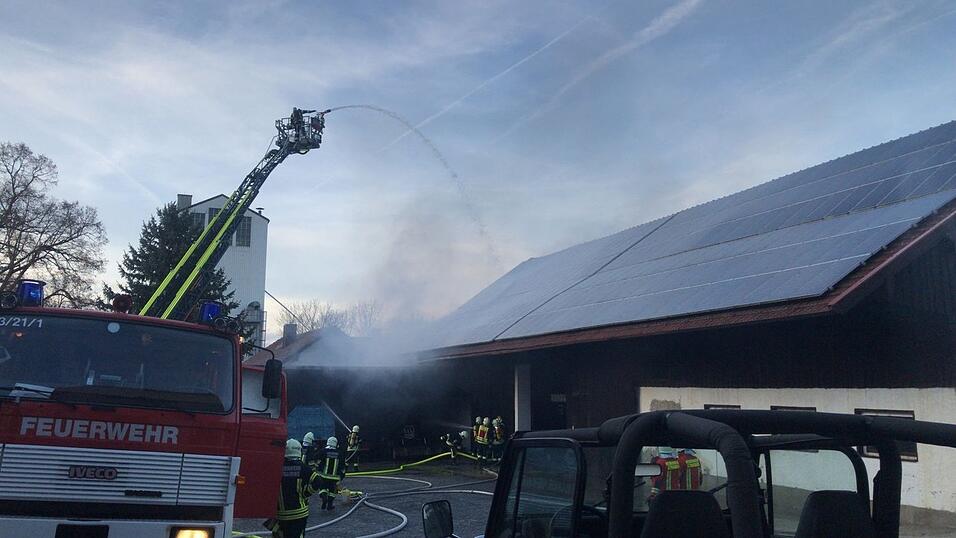 Feuerwehreinsatz in Straubing: Dort ist am Samstagnachmittag eine Scheune in Brand geraten.