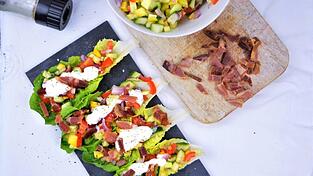 Bei der Füllung dieser Salat-Tacos kannst du kreativ werden.