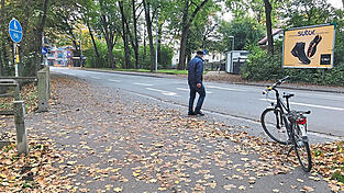 Bei der Holzbrücke am Allachbach in der Nähe von St. Michael sollen auf Anregung der ADFC-Ortsgruppe Markierungen Radfahrern und Fußgängern den richtigen Weg zeigen.