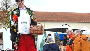 Stelzengeher Fred M. verteilte an die Kinder Süßigkeiten.