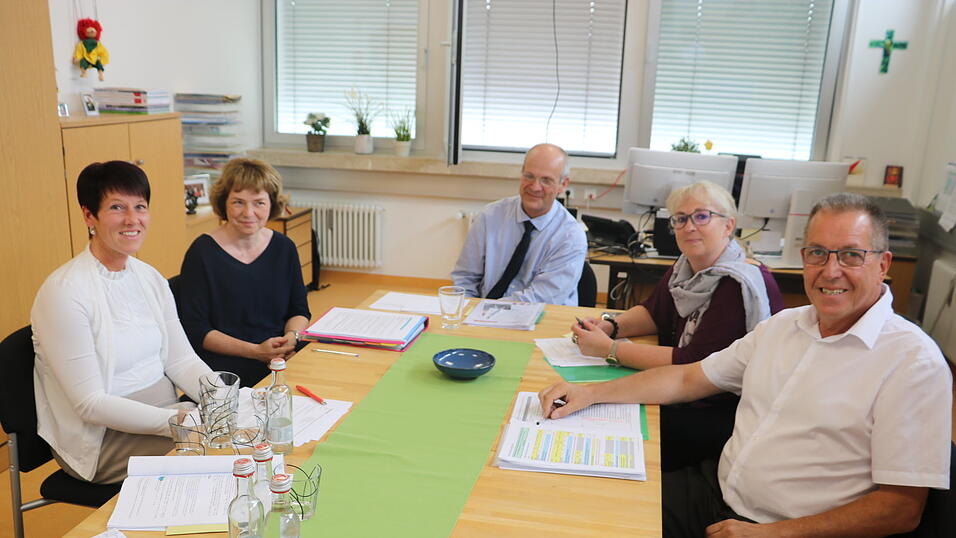 Sie sind zuständig für Schüler, Lehrer und Schulen in Stadt und Landkreis Regensburg: Birgit Sandmann, Michaela Wiesner, Amtsleiter Clemens Sieber, Christiane Schichtl und Klaus Dierl. Der sechste im Bunde, Stefan Kleinod, war bei dem Pressegespräch nicht zugegen. Sie sind zuständig für Schüler, Lehrer und Schulen in Stadt und Landkreis Regensburg: Birgit Sandmann, Michaela Wiesner, Amtsleiter Clemens Sieber, Christiane Schichtl und Klaus Dierl. Der sechste im Bunde, Stefan Kleinod, war bei dem Pressegespräch nicht zugegen.