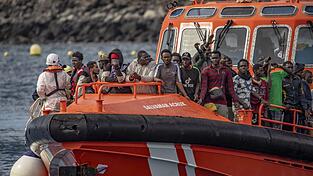 Migranten werden von der spanischen Seenotrettung an den Hafen El Hierro gebracht.