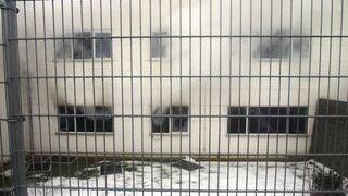 Es dauerte bis in die frühen Morgenstunden, ehe die Einsatzkräfte der Feuerwehr das Feuer unter Kontrolle hatten. (Foto: ih) Es dauerte bis in die frühen Morgenstunden, ehe die Einsatzkräfte der Feuerwehr das Feuer unter Kontrolle hatten. (Foto: ih)