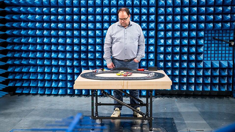 Patrick Niklaus prüft beim TÜV Rheinland in Nürnberg, ob Spielzeug wie etwa eine Autorennbahn mit Funkcontrollern nur das zulässige Maß an Strahlung abgibt.
