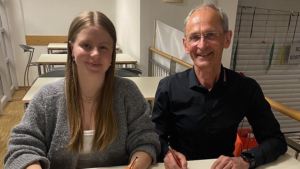 Lilly Bietau bei der Vertragsunterzeichnung mit Herbert Wittl, gesch&auml;ftsf&uuml;hrender Gesellschafter NawaRo Straubing.