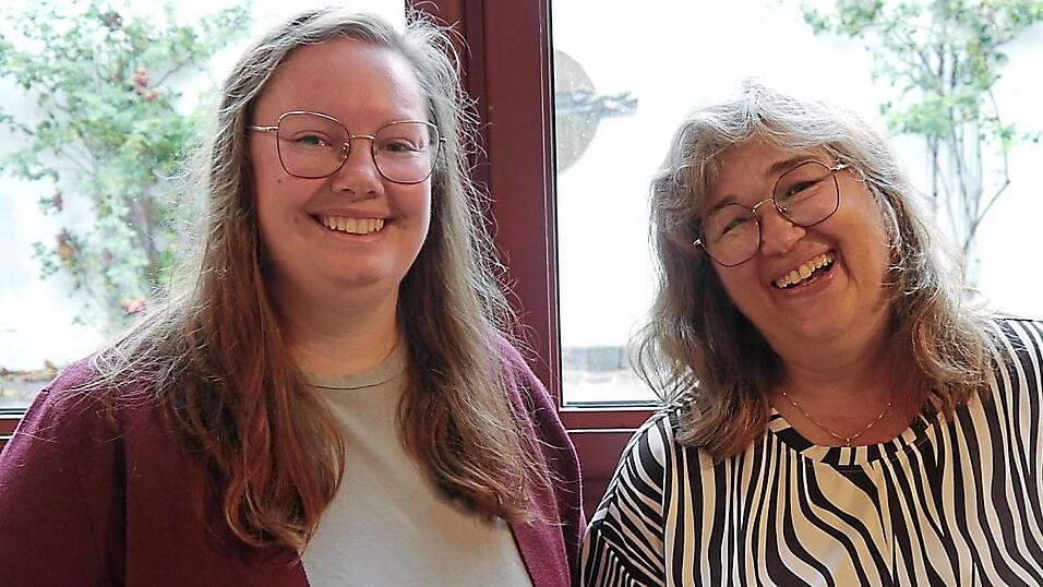 Diakonin Elke Seisenberger (rechts) freute sich beim Empfang mit ihrer Kollegin Diakonin Chiara Pillh&ouml;fer &uuml;ber ihre neuen Aufgaben.
