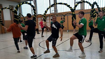 Alfons Wohlgemuth (Mitte) konzentriert, um den Reifen von seinem Hintermann aufzunehmen.