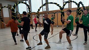 Alfons Wohlgemuth (Mitte) konzentriert, um den Reifen von seinem Hintermann aufzunehmen.