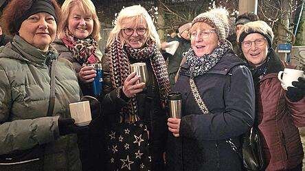 Ob im Stadtbecher oder der Tasse, der Glühwein wärmt Herz und Hände.