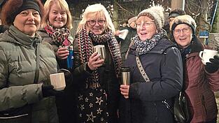 Ob im Stadtbecher oder der Tasse, der Glühwein wärmt Herz und Hände.