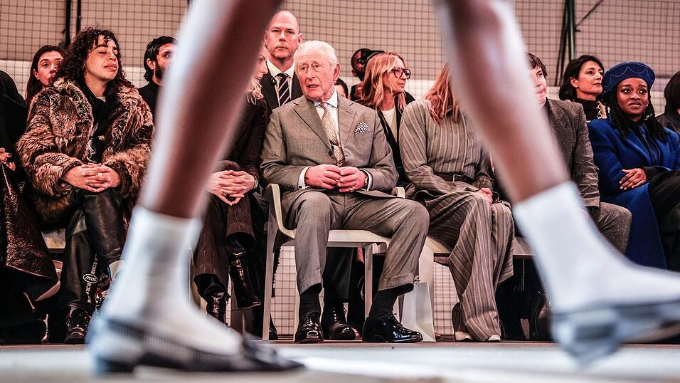 Auch am Tag der Verhaftung seines Bruders nahm der König seine Pflichten wahr - und war bei der Eröffnungsshow der Londoner Modewoche dabei. Auch am Tag der Verhaftung seines Bruders nahm der König seine Pflichten wahr - und war bei der Eröffnungsshow der Londoner Modewoche dabei.