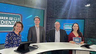 Die Referenten des Lehrermedientags: Bildungsinfluencer und Lehrer Florian Nuxoll (Zweiter von links) und dpa-Journalist Stefan Vo&szlig; mit den Moderatorinnen Lea Thies von der Augsburger Allgemeinen (links) und Joanna de Alencar Baban von der Mediaschool.