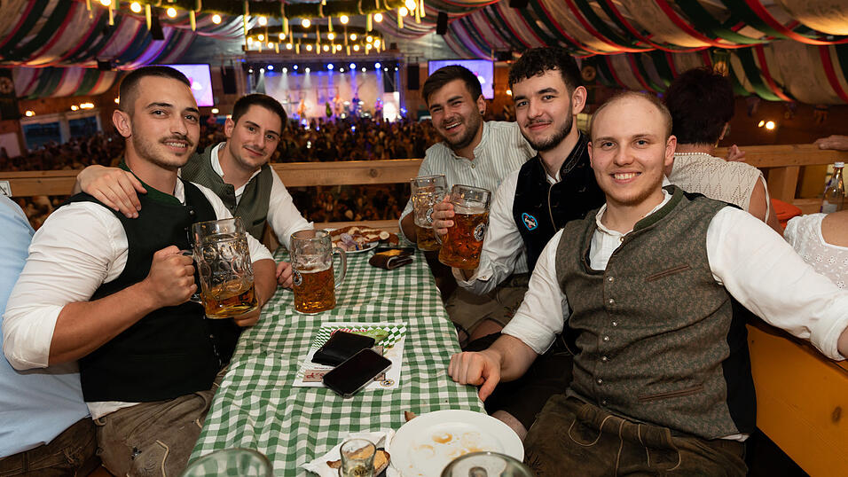 Die Partybilder vom Samstag, 17. August, aus dem Festzelt Weckmann. Die Partybilder vom Samstag, 17. August, aus dem Festzelt Weckmann.