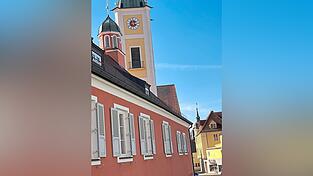 Rathaus und Kirche von Mainburg, das heuer seine Gründung vor 1.200 Jahren feiern wird.