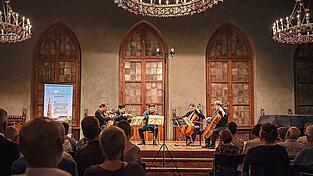 Auch der internationale Stargeiger Christian Tetzlaff (im Bild ganz links beim Abschlusskonzert 2024) nimmt in diesem Jahr wieder am Kammermusikfestival Landshut teil. Auch der internationale Stargeiger Christian Tetzlaff (im Bild ganz links beim Abschlusskonzert 2024) nimmt in diesem Jahr wieder am Kammermusikfestival Landshut teil.