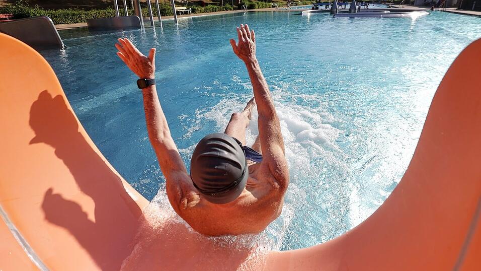 Der Dienstag in Bayern wird nochmal richtig sommerlich. Sp&auml;testens nach dem ersten Schultag d&uuml;rfte es viele Menschen ins Freibad ziehen. (Symbolbild)