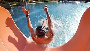 Der Dienstag in Bayern wird nochmal richtig sommerlich. Spätestens nach dem ersten Schultag dürfte es viele Menschen ins Freibad ziehen. (Symbolbild) Der Dienstag in Bayern wird nochmal richtig sommerlich. Spätestens nach dem ersten Schultag dürfte es viele Menschen ins Freibad ziehen. (Symbolbild)