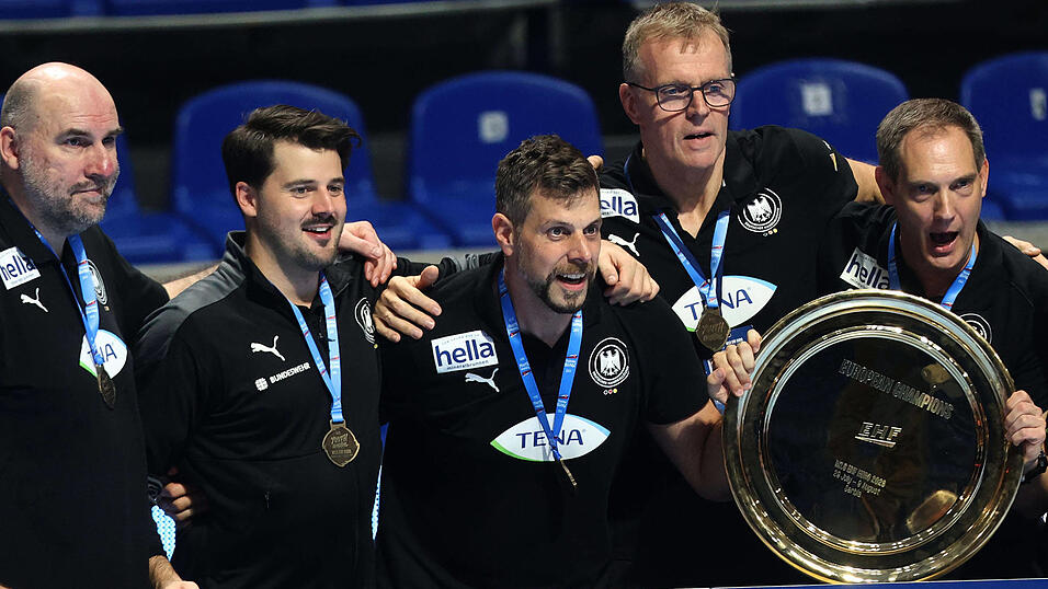 Sebastian Wegmann (2.v.l.) stand zwar nicht selbst auf der Platte, hatte mit seiner Arbeit rund um die Mannschaft aber seinen Anteil am Titelgewinn.