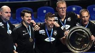 Sebastian Wegmann (2.v.l.) stand zwar nicht selbst auf der Platte, hatte mit seiner Arbeit rund um die Mannschaft aber seinen Anteil am Titelgewinn. Sebastian Wegmann (2.v.l.) stand zwar nicht selbst auf der Platte, hatte mit seiner Arbeit rund um die Mannschaft aber seinen Anteil am Titelgewinn.