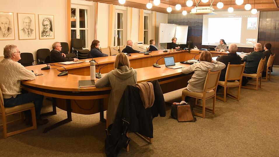 Eine große Ausnahme seit Beginn der Corona-Pandemie war der Tagungsort der jüngsten Sitzung des Werkausschusses: Weil der Saal der Volkshochschule an diesem Tag nicht verfügbar war, tagte das Gremium im Sitzungssaal des Rathauses. Wirtschaftsprüfer Prof. Dr. Winfried Schwarzmann war für seinen Bericht per Kamera zugeschaltet. Eine große Ausnahme seit Beginn der Corona-Pandemie war der Tagungsort der jüngsten Sitzung des Werkausschusses: Weil der Saal der Volkshochschule an diesem Tag nicht verfügbar war, tagte das Gremium im Sitzungssaal des Rathauses. Wirtschaftsprüfer Prof. Dr. Winfried Schwarzmann war für seinen Bericht per Kamera zugeschaltet.