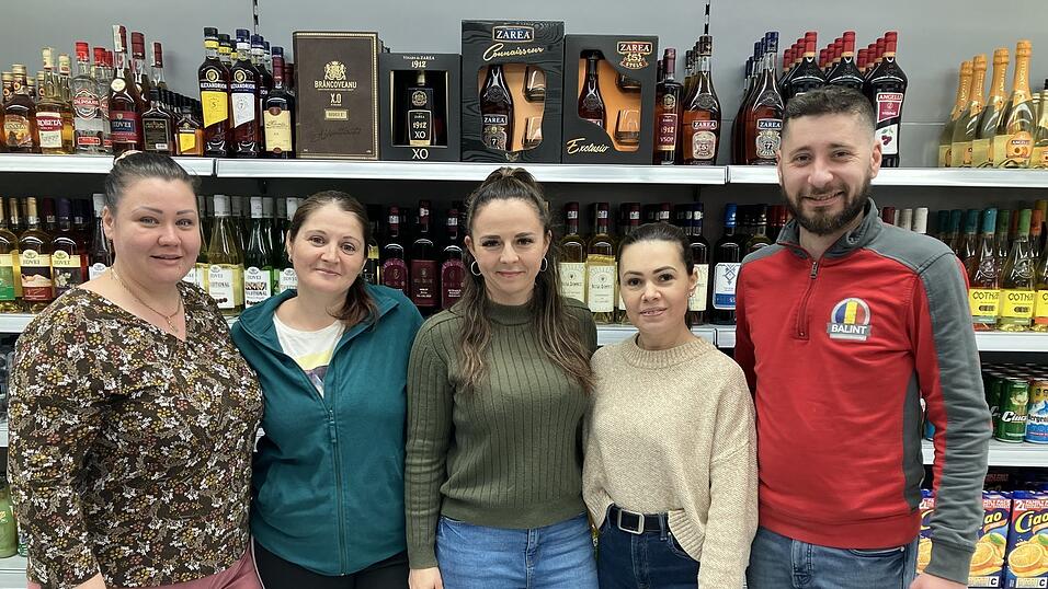 Andrea Balint (3.v.r.) und ihr Team sind mit dem rum&auml;nischen Supermarkt an die Heerstra&szlig;e umgezogen.