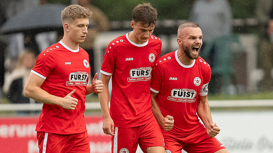 Die Jungs um Kapit&auml;n Almir Mesanovic (rechts) haben zur Zeit einigen Grund zum Jubeln - hier freut sich der Torj&auml;ger &uuml;ber seinen Treffer zum zwischenzeitlichen 2:0.