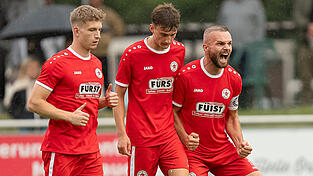 Die Jungs um Kapit&auml;n Almir Mesanovic (rechts) haben zur Zeit einigen Grund zum Jubeln - hier freut sich der Torj&auml;ger &uuml;ber seinen Treffer zum zwischenzeitlichen 2:0.